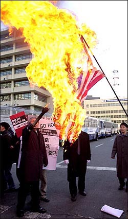 대선 출마 기자회견 후 성조기를 불태우고 있는 김영규 사회당 대선 후보. 